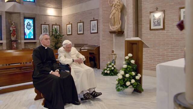 Benedicto XVI reza en la capilla del monasterio Mater Ecclesiae junto con el obispo Georg Gaenswein.