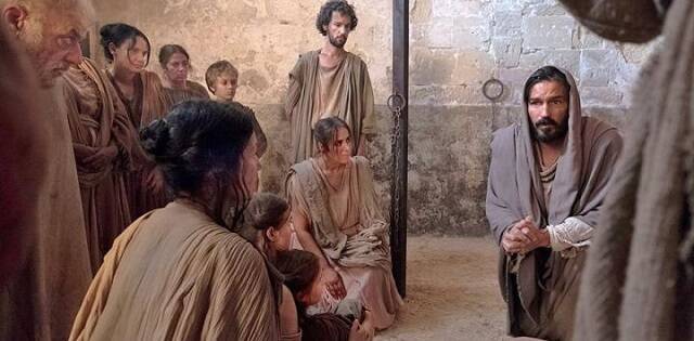 Caviezel interpreta a San Lucas hablando con cristianos presos en Roma en su película sobre San Pablo