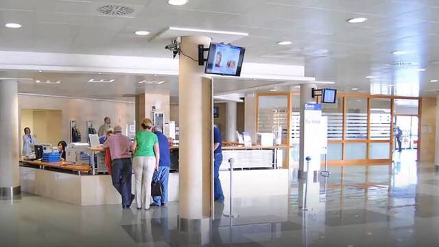Recepción del hospital Quirón de Torrevieja.