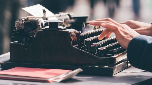 Manos de una mujer escribiendo a máquina.