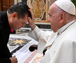 Francisco bendice a un sacerdote.