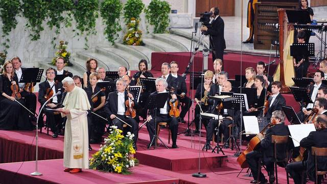 Benedicto XVI se dirige a los asistentes al concierto que ofreció la Orquesta Sinfónica del Principado de Asturias en el Aula Pablo VI del Vaticano el 26 de noviembre de 2011.