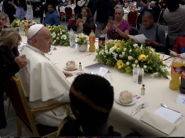 El Papa come con los pobres
