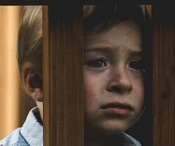 Un niño triste, en una foto de Tadeusz Lakota para Unsplash