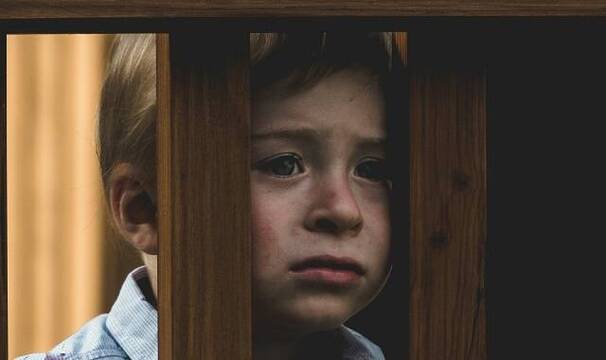 Un niño triste, en una foto de Tadeusz Lakota para Unsplash