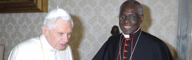 El Papa Benedicto XVI y el cardenal Robert Sarah. 