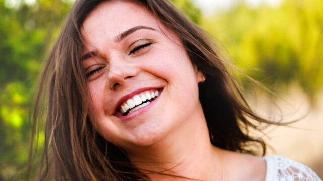 Mujer joven sonriendo.