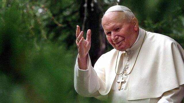 Juan Pablo II saluda.