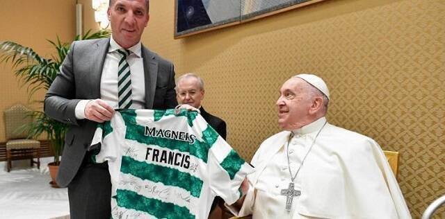 Entregan al Papa una camiseta del Celtic de Glasgow firmada por sus jugadores