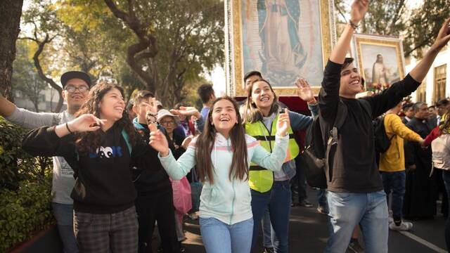 Jóvenes con la Virgen de Guadalupe. 