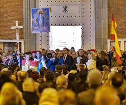 Fieles congregados ante el Santuario del Inmaculado Corazón de María de Madrid para rezar el Rosario por España.