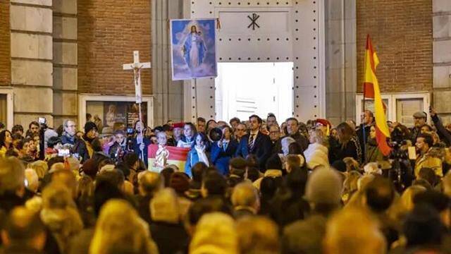 Fieles congregados ante el Santuario del Inmaculado Corazón de María de Madrid para rezar el Rosario por España.