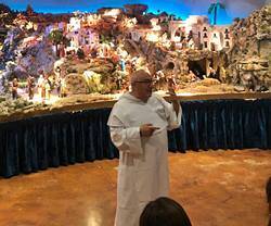Un fraile dominico del convento de Ocaña explica a los visitantes de Porticum Salutis, ante un enorme belén-diorama, la historia de la Salvación y el misterio de la Navidad.