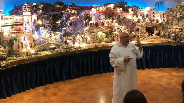 Un fraile dominico del convento de Ocaña explica a los visitantes de Porticum Salutis, ante un enorme belén-diorama, la historia de la Salvación y el misterio de la Navidad.