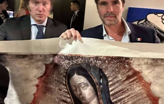 Eduardo Verástegui, junto a Javier Milei y el cuadro de la Virgen de Guadalupe. 