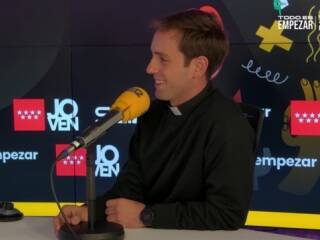 Cómo es el sacerdote más joven de España