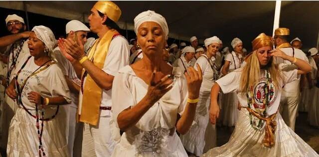 Una escena de candomblé, variante del vudú en Brasil, con su invocación de espíritus