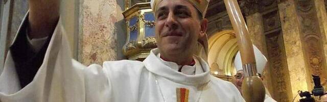 El cardenal Víctor Manuel Fernández saluda revestido de arzobispo