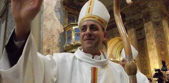 El cardenal Víctor Manuel Fernández saluda revestido de arzobispo