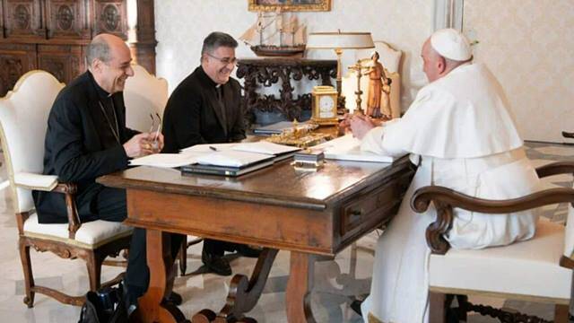 El Papa, en la recepción al cardenal Víctor Fernández (izquierda de la foto) y a Armando Matteo, secretario del Dicasterio para la Doctrina de la Fe, para la aprobación de 'Fiducia supplicans'. 