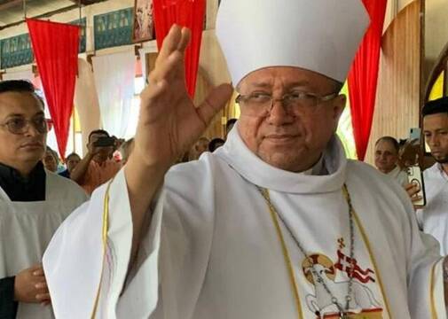 Isidoro Mora, obispo de Siuna, saluda revestido en misa