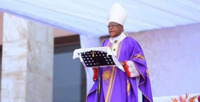 El cardenal Ambongo predica revestido de morado