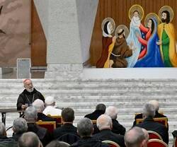 Raniero Cantalamessa predica al Papa y la Curia en el Aula Pablo VI