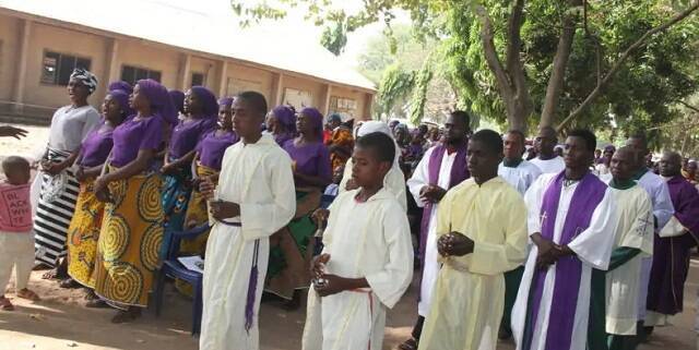 Misa en Ukpiam en Nigeria, un campo de refugiados apoyados por Ayuda a la Iglesia Necesitada
