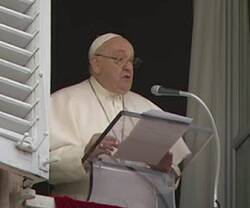 El Papa Francisco lee su mensaje de Ángelus en la ventana del Palacio Apostólico