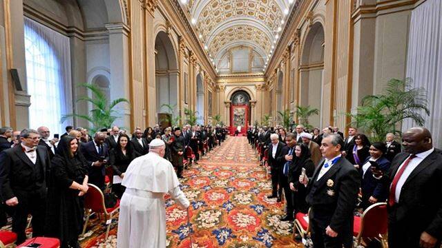 Francisco recibe al cuerpo diplomático acreditado ante el Vaticano.