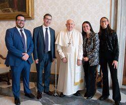 De izquierda a derecha, con Francisco en el centro: Nicolás Sangrador, José María Navalpotro, Paula Martín y Paloma Alonso. Foto: Vatican Media.