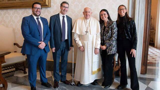 De izquierda a derecha, con Francisco en el centro: Nicolás Sangrador, José María Navalpotro, Paula Martín y Paloma Alonso. Foto: Vatican Media.