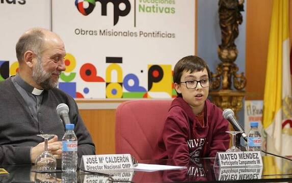 Mateo Méndez, de 12 años, explica qué es ser misionero, y al P. Calderón le parece muy correcto