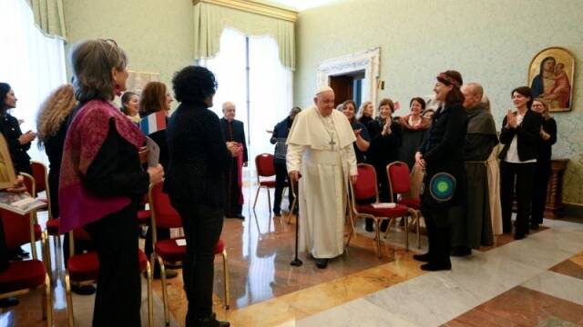 El Papa Francisco con las Centinelas de la Sagrada Familia. 