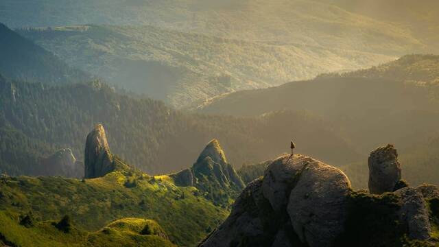 Un hombre contempla la inmensidad de las montañas.