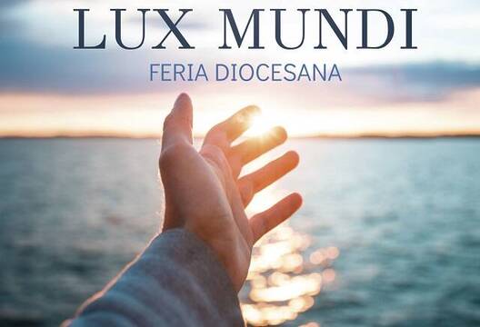 Cartel publicitario de la feria LuxMundi con una mano que muestra la luz y la grandiosidad, símbolos de Dios