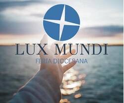 Cartel publicitario de la feria LuxMundi con una mano que muestra la luz y la grandiosidad, símbolos de Dios