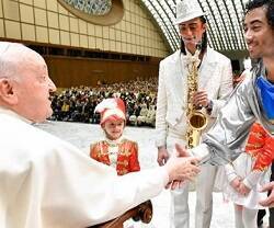 Unos artistas de circo saludan al Papa en su audiencia del miércoles