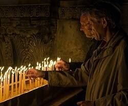 Cristianos ponen velas en Jerusalén, foto de Peter Aschoff en Unsplash