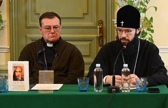 El arzobispo católico Paolo Pezzi, con el metropolita Antonio, presentan Jesús de Nazaret, de Benedicto XVI, en ruso en Moscú