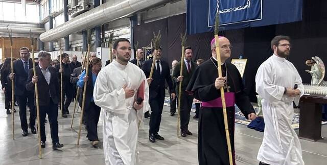 El obispo Munilla, con caña de romero, al inicio de la feria diocesana Lux Mundi