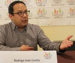 Rodrigo Iván Cortés habla con logos del Frente Nacional de la Familia