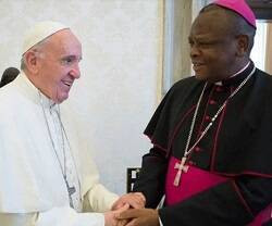 Ambongo, arzobispo de Kinshasa, antes de ser cardenal, con el Papa Francisco