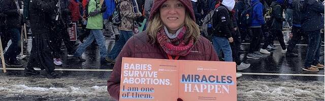 Lauren Eden sobrevivió a un aborto cuando era un bebé, y lo proclama en Washington con su cartel
