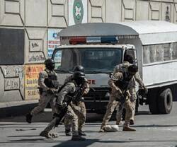 Policías haitianos con un furgón en las calles de Puerto Príncipe