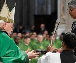 El Papa entrega una Biblia a una catequista en el Domingo de la Palabra de Dios