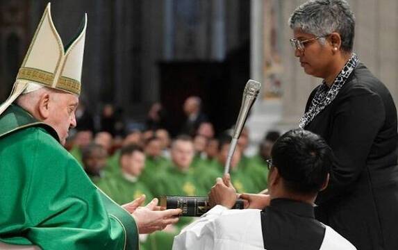 El Papa entrega una Biblia a una catequista en el Domingo de la Palabra de Dios