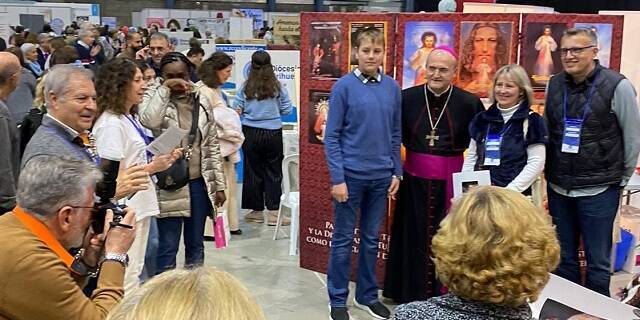 El obispo Munilla visita los expositores de la Feria Diocesana LuxMundi en Alicante