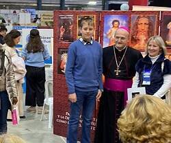 El obispo Munilla visita los expositores de la Feria Diocesana LuxMundi en Alicante