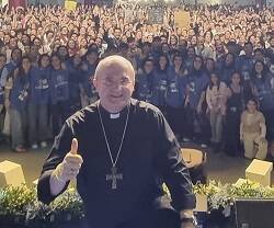 El obispo Munilla posa con 3.000 asistentes al concierto de Hakuna en Alicante el 20 de enero de 2024